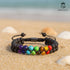 Spirituelles Armband auf Sand mit Muscheln – Urlaub, Ruhe, Balance